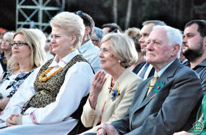 In the audience, Lithuanian president Dalia Grybauskaitė in Lithuanian costume and former President Valdas Adamkus with his wife Alma.