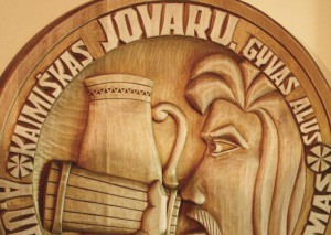 This emblem underlines that Jovaras beer comes from the countryside and is a “live beer,” unfiltered and unpasteurized.
