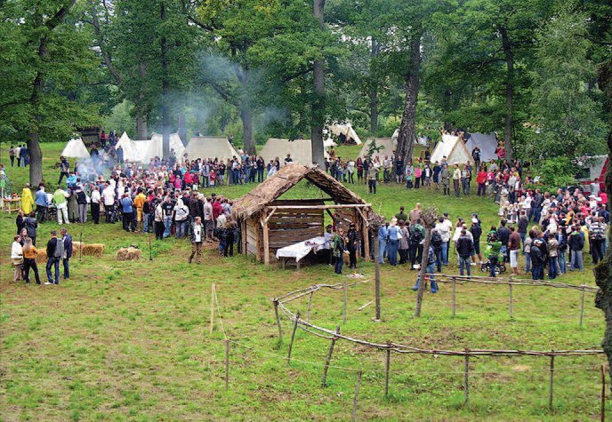 Festival at Apuolė, commemorating this region’s rich history. Source: Wikipedia: “Apuolė 854”