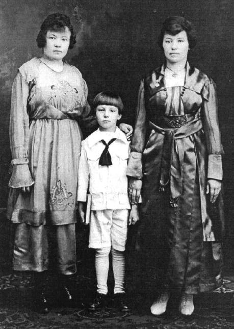 Grandmother Amelia Shiller, father Benjamin (Bronislovas) and the grandmother’s sister Connie, about 1917 m.