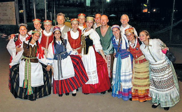 Nemunas and Žiburinis dancers from Argentina: Aniela Ona Remorini Gasiūnaitė (center) . Photo: dalia shilas