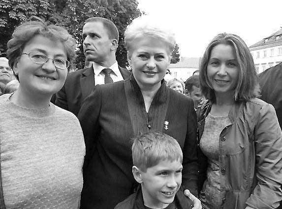 Dalia Shilas (r.) and her son with the composer Kristina Vasiliauskaitė (l.) and President Dalia Grybauskaitė after the Presidential Inauguration concert