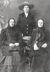 Adam Pazemetsky’s mother and sister with unknown relative, in Lithuania