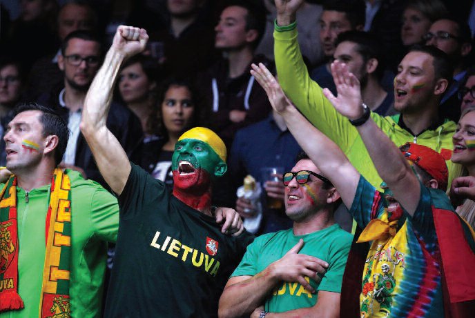 Fans of team Lietuva make their support known. (EPA-ELTA)
