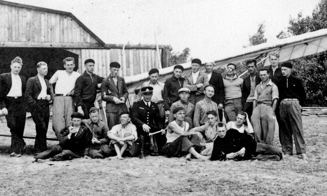 Radvenis (center, in uniform) with students at Nida, 1934.