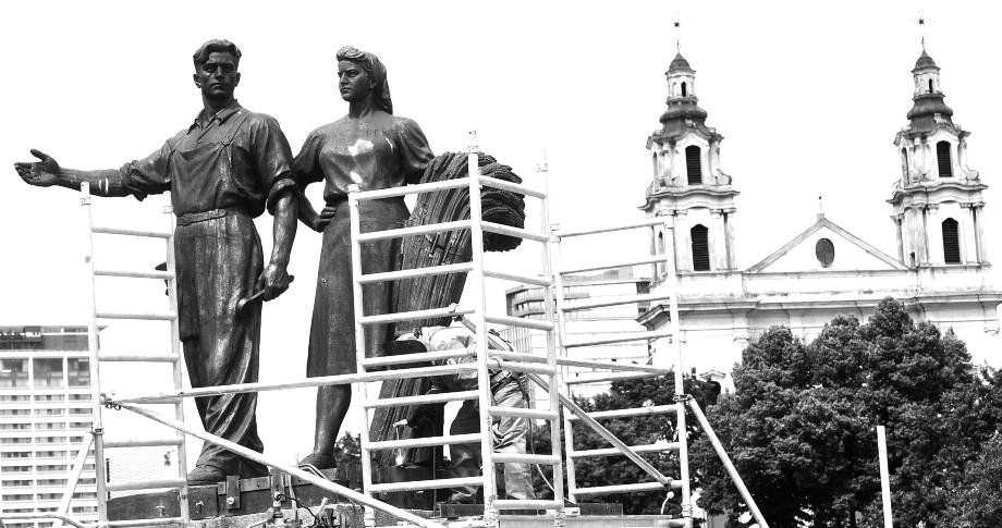 Soviet era statues, the last vestiges of Soviet Realism in Lithuania’s capital Vilnius were removed from the Green Bridge (Žaliasis tiltas) that spans the Neris River on July 20 and 21. The sculptures, erected in 1952, featured sets of two people, representing social classes idealized by the Communist authorities: soldiers, workers, farmers and students. The fate of the statues was a topic of a drawn-out debate between Lithuanian patriots, who saw them as an affront to freedom fighters and called for their immediate removal, and those who wanted them restored as historical relics. Newly-elected Vilnius mayor Remigijus Šimašius ordered their removal. The statues were taken down intact, but there are no immediate plans to have them restored or displayed. Photo: dainius Labutis, eLta