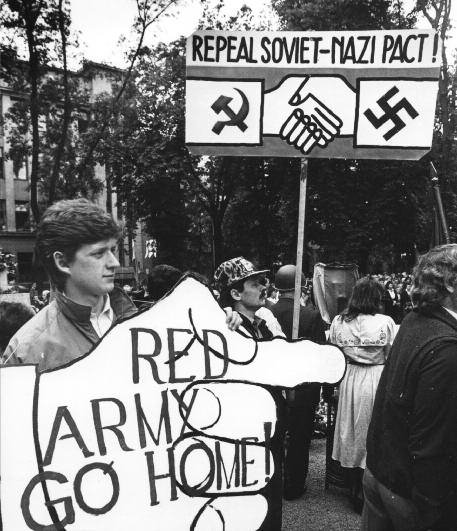 Rally denouncing theMolotov-Ribbentrop Pact of 1939, Vilnius, 1988