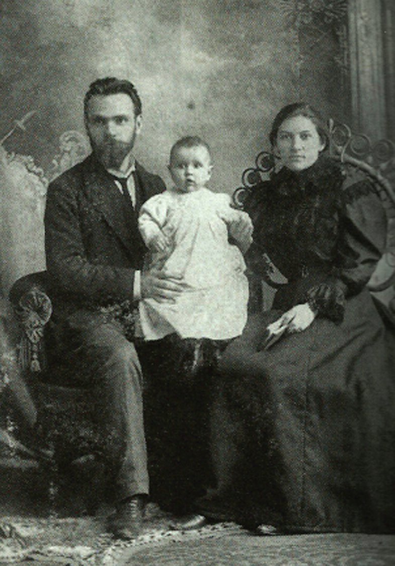 Vytautas, his father Andrius, and mother Uršulė. (Courtesy of AVM School of Management archive)